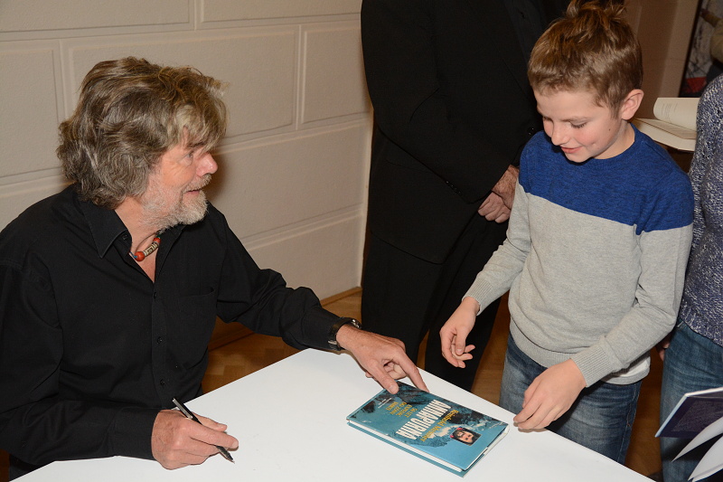 17.Reinhold Messner podepisuje svou knížku