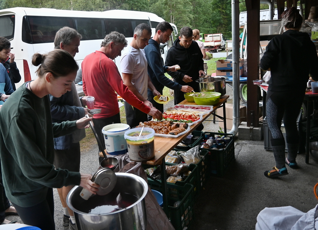 15_Bohatá_večeře_v_táboře