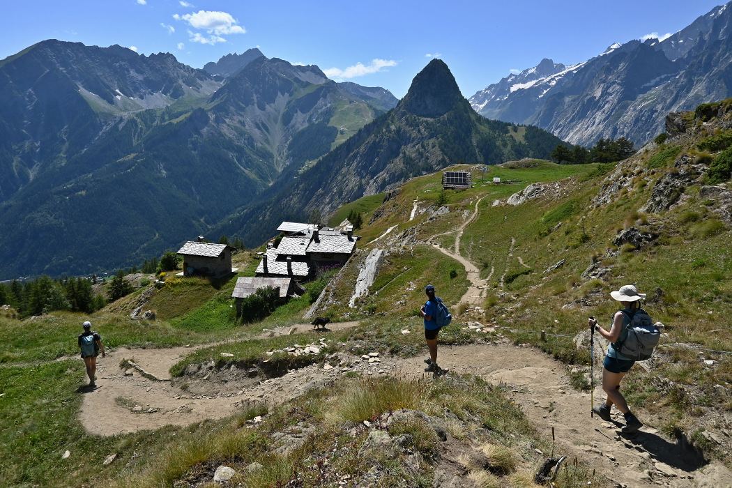 32_Sestup_z_Mt_de_la_Saxe_do_Courmayeuru-nad_chatou_Bertone